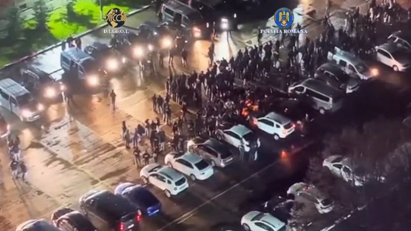 (FOTO) Operațiunea „Calul Troian”. Percheziții de amploare la Constanța: arme, droguri și bani confiscate, 15 persoane reținute și 12 plasate sub control judiciar