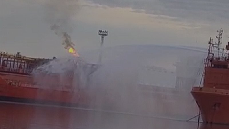 Incendiul de la nava încărcată cu GPL a fost lichidat. Locuitorii din Plauru se pot întoarce acasă