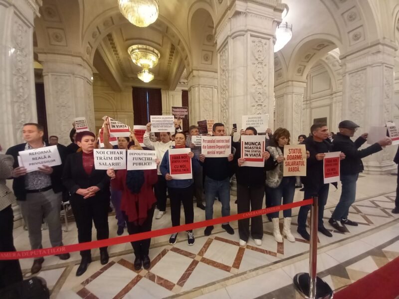 Protest în Parlament! Angajații au ieșit pe holuri cu mesaje pentru parlamentari: „Munca noastră ţine statul în viaţă”