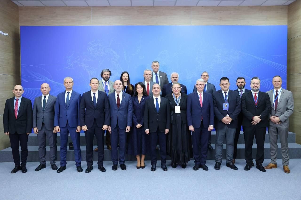 Șoșoacă s-a fotografiat alături de Dmitri Medvedev. Fostul președinte rus i-ar fi lăudat discursul „briliant”