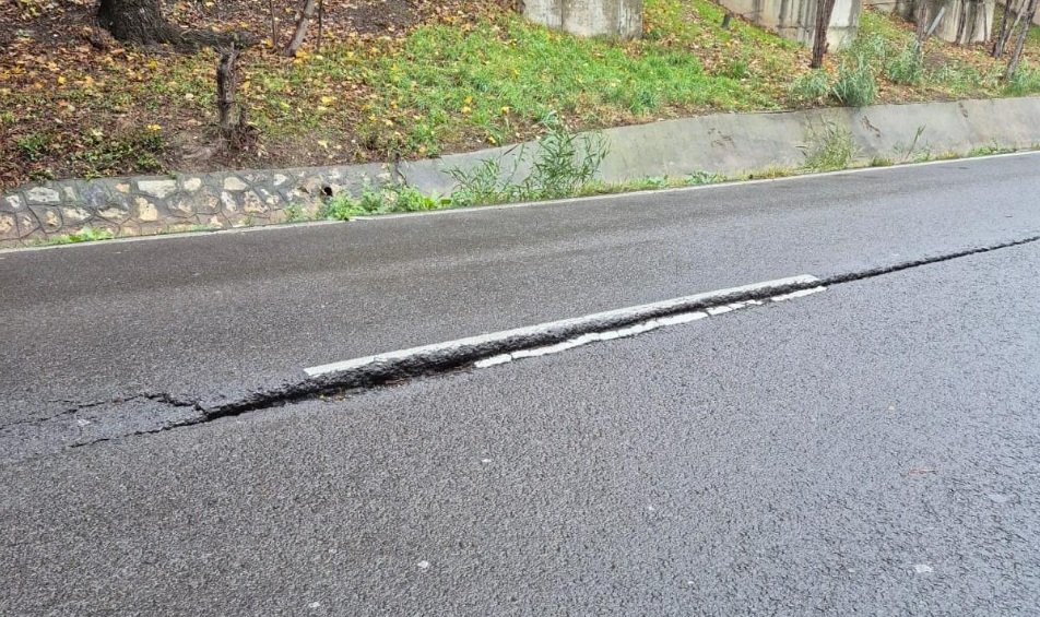 Restricții de trafic pe strada Valea Portului din cauza riscului crescut de surpare a carosabilului