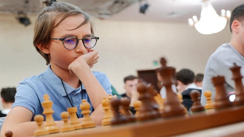 Fenomen la 14 ani! Constănțeanul Tudor Henry învinge Mari Maeștri și câștigă Openul Internațional de Șah Blitz al României