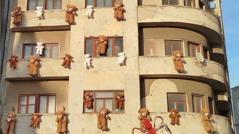 CONSTANȚA. Decor controversat la Târgul de Crăciun din Piața Ovidiu: ursuleți de pluș agățați pe clădiri degradate