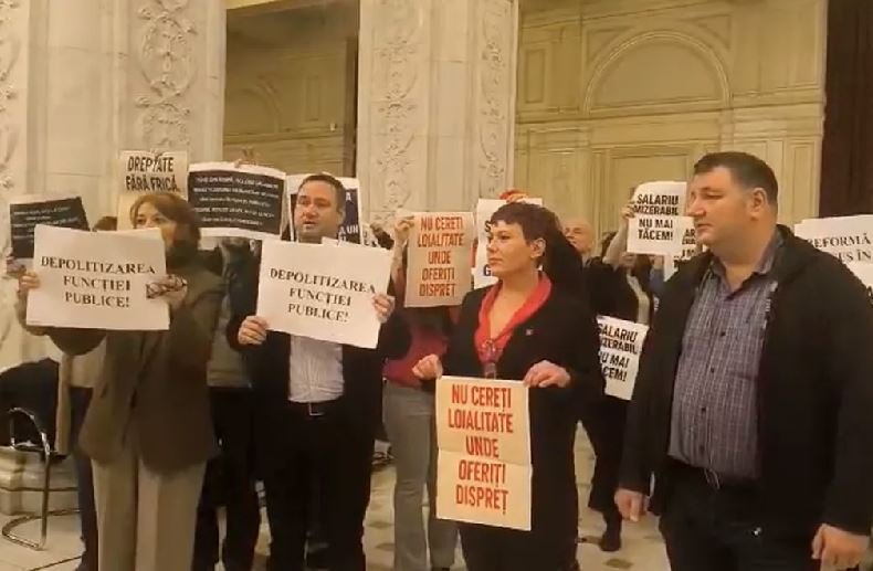 Angajații Camerei Deputaților, protest-surpriză înainte ca premierul Bolojan să își angajeze răspunderea pe legea pensiilor magistraților
