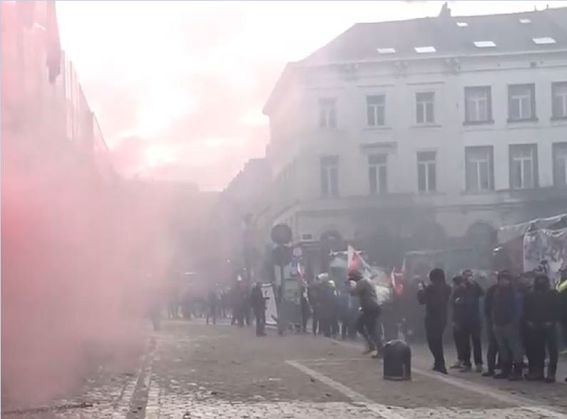 Proteste masive în Bruxelles: 10.000 de fermieri protestează în timpul summitului UE