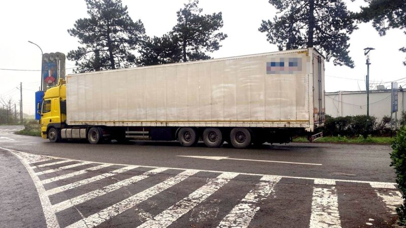 Marfă contrafăcută în valoare de jumătate de milion de lei, confiscată de poliţiştii de frontieră 