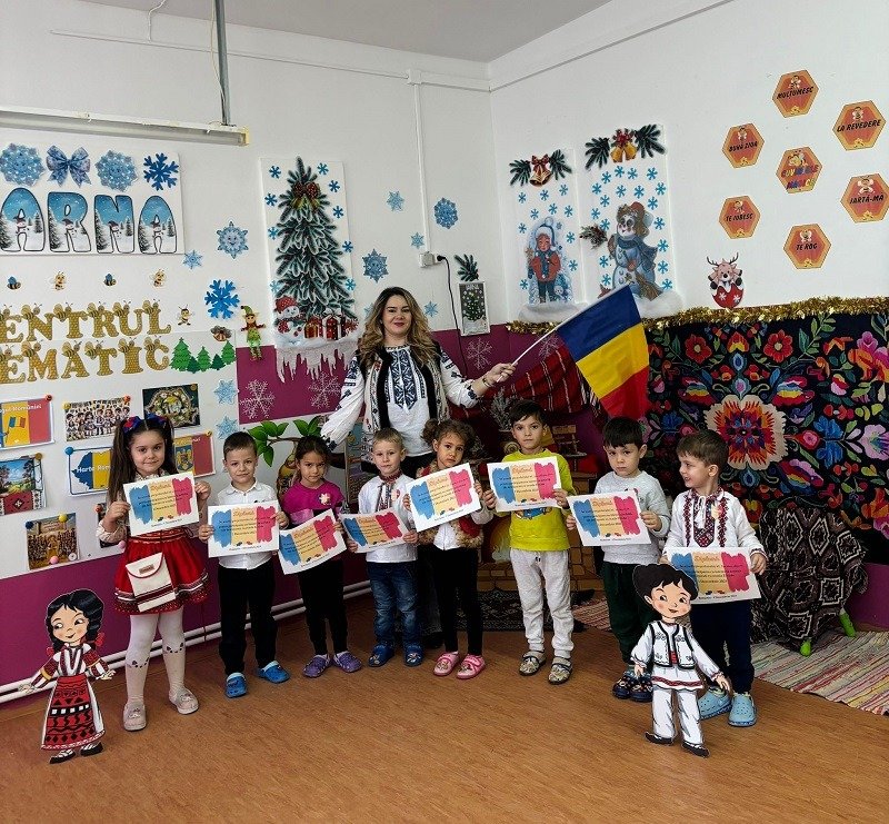 Elevii din comuna Crucea au transformat Ziua Națională într-o lecție de patriotism