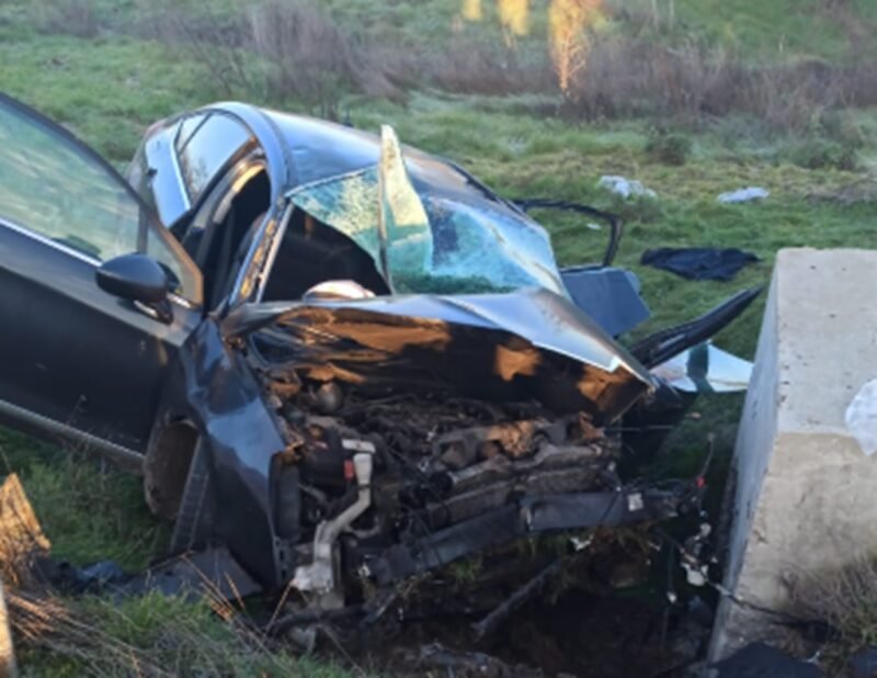 UPDATE. O mașină s-a izbit de un cap de pod, două persoane sunt inconștiente. Șoferul a refuzat să oprească la semnalele poliţiştilor de frontieră