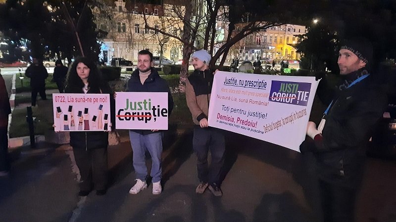 FOTO Zeci de oameni protestează în fața Prefecturii Constanța pentru o justiție curată