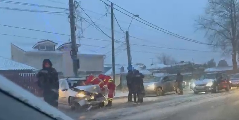 Coliziune între un camion și un autoturism în Constanța. O persoană a rămas blocată în vehicul