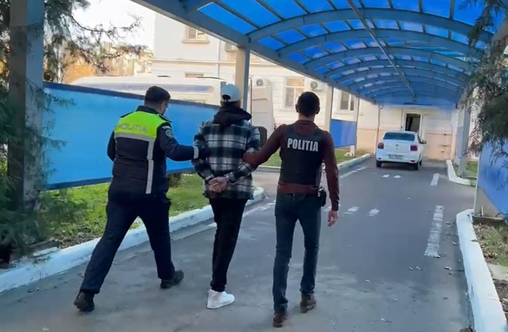 (VIDEO) Trei constănțeni riscă închisoarea după ce au intrat într-o curte și au spart geamurile unei case