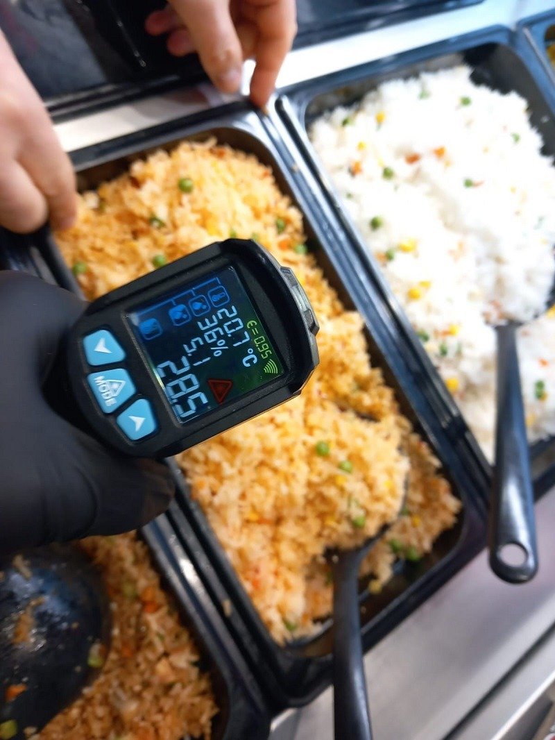 FOTO + VIDEO Mall-urile luate la control: insecte, alimente expirate și ustensile murdare, descoperite de inspectorii ANPC