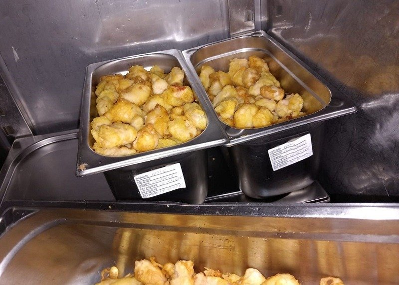 FOTO + VIDEO Mall-urile luate la control: insecte, alimente expirate și ustensile murdare, descoperite de inspectorii ANPC