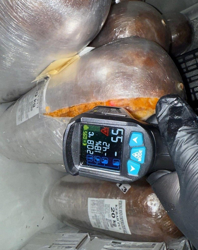 FOTO + VIDEO Mall-urile luate la control: insecte, alimente expirate și ustensile murdare, descoperite de inspectorii ANPC