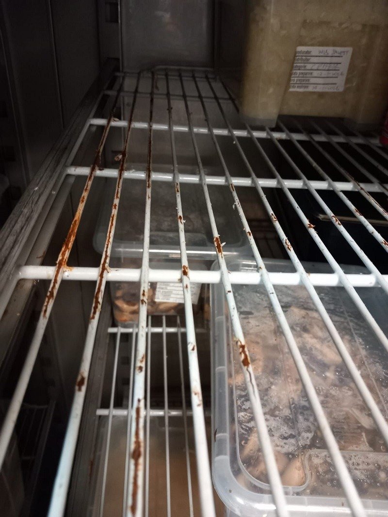 FOTO + VIDEO Mall-urile luate la control: insecte, alimente expirate și ustensile murdare, descoperite de inspectorii ANPC