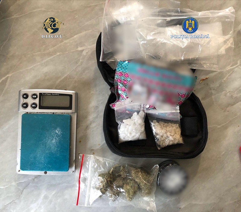 FOTO Droguri de mare risc, vândute în Constanța. Doi suspecți au ajuns în fața instanței