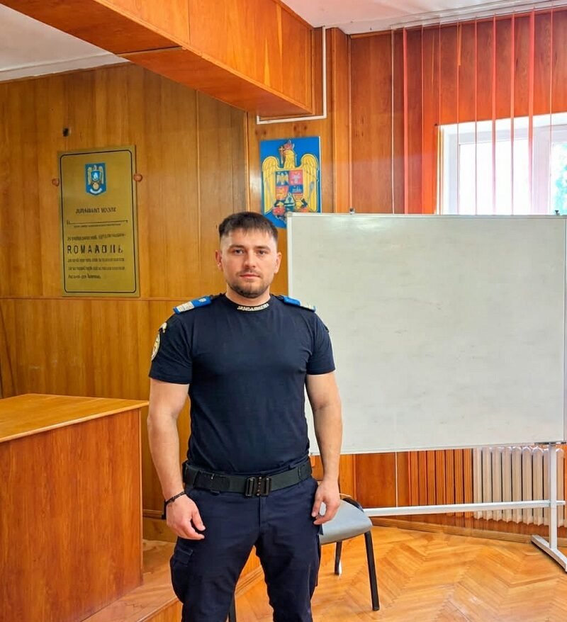 Un jandarm din Constanța a ajutat o bătrânică rătăcită să ajungă în siguranță la gară