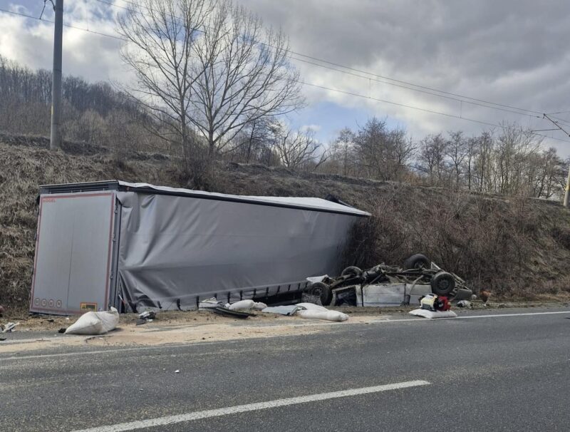 Accident cumplit pe un drum din țară. Un tată și copiii lui au murit