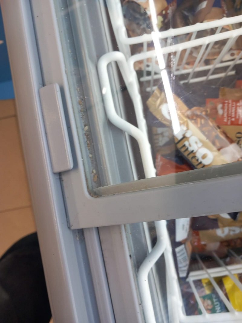 FOTO Carne expirată, insecte și mizerie: ANPC a aplicat amenzi de peste 1,5 milioane de le