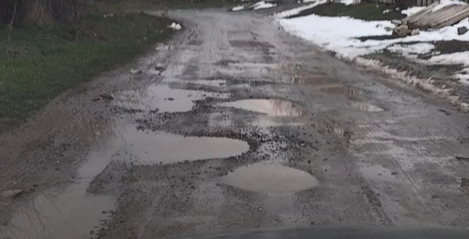 FOTO Străzi pline de gropi și bălți în comuna Tortoman. Locuitorii cer soluții urgente!