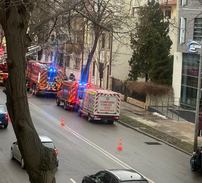 Arde o casă pe bulevardul Ferdinand din Constanța. Intervin pompierii cu mai multe autospeciale