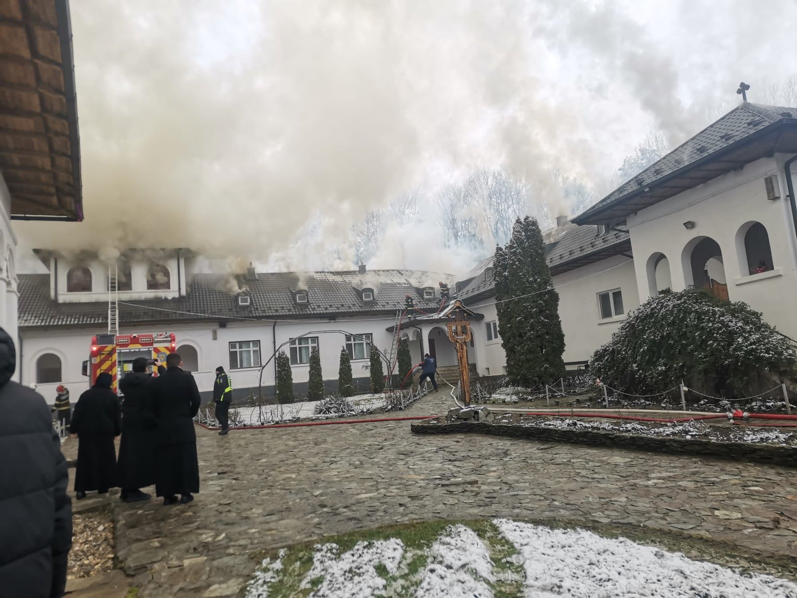 Incendiu la Mănăstirea Strâmba Jiu. Acoperișul unei chilii, cuprins de flăcări