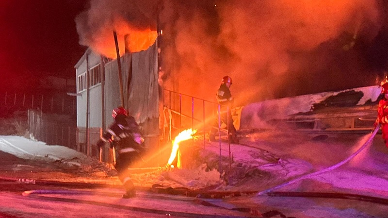 Casă, cuprinsă de flăcări în Medgidia. La fața locului au fost trimise mai multe echipaje de pompieri