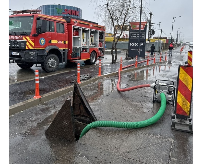 Alertă hidrometeorologică. Gospodării izolate, drumuri blocate și copaci doborâți de furtuni în 13 localități din țară