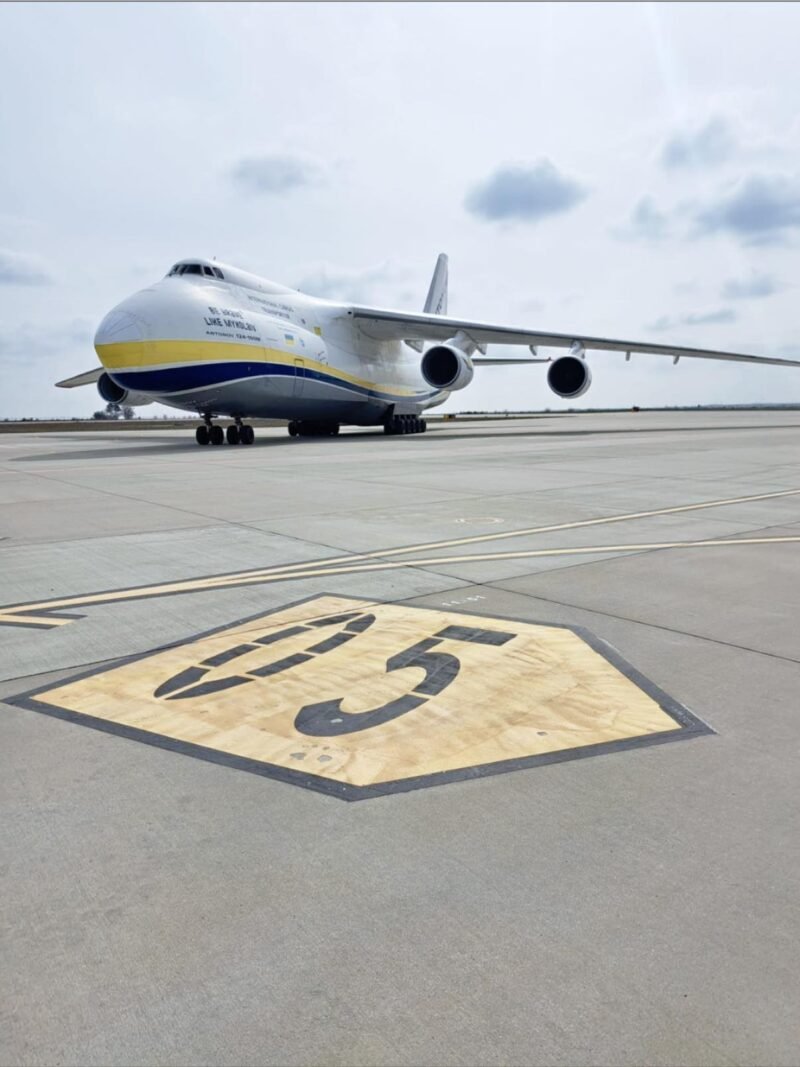 FOTO Un gigant al cerului a aterizat la Constanța. Avionul Antonov An-124-100M pe pista AIMKC