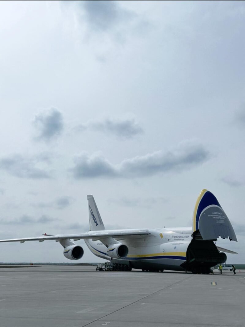 FOTO Un gigant al cerului a aterizat la Constanța. Avionul Antonov An-124-100M pe pista AIMKC