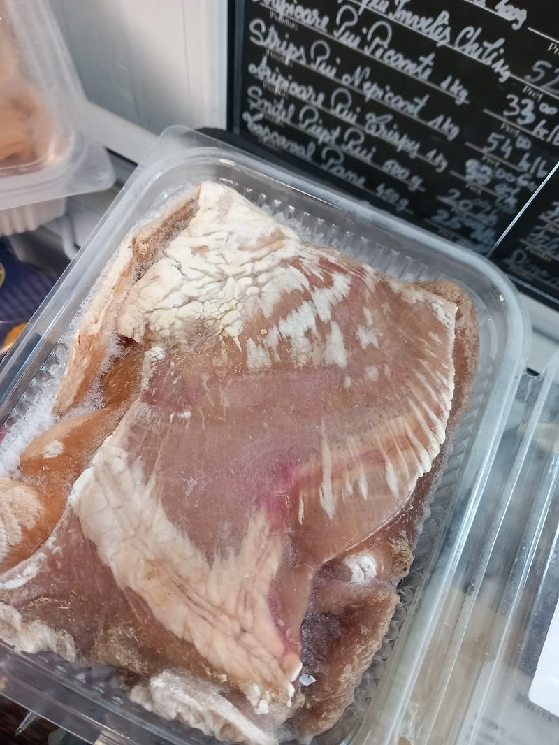 FOTO Produse expirate, carne alterată și ulei ars descoperite în magazine. Controale ANPC în toată țara