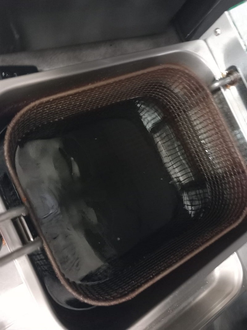 FOTO Produse expirate, carne alterată și ulei ars descoperite în magazine. Controale ANPC în toată țara