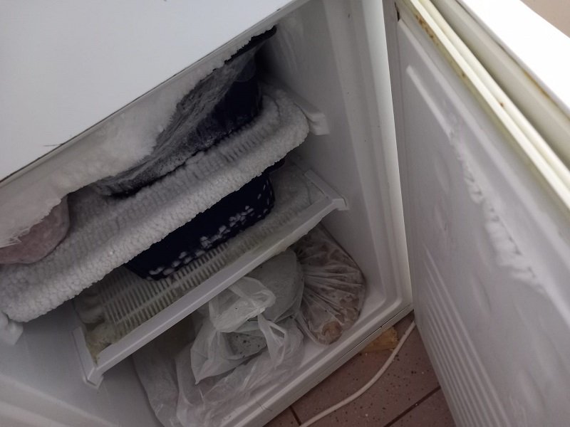 FOTO Produse expirate, carne alterată și ulei ars descoperite în magazine. Controale ANPC în toată țara