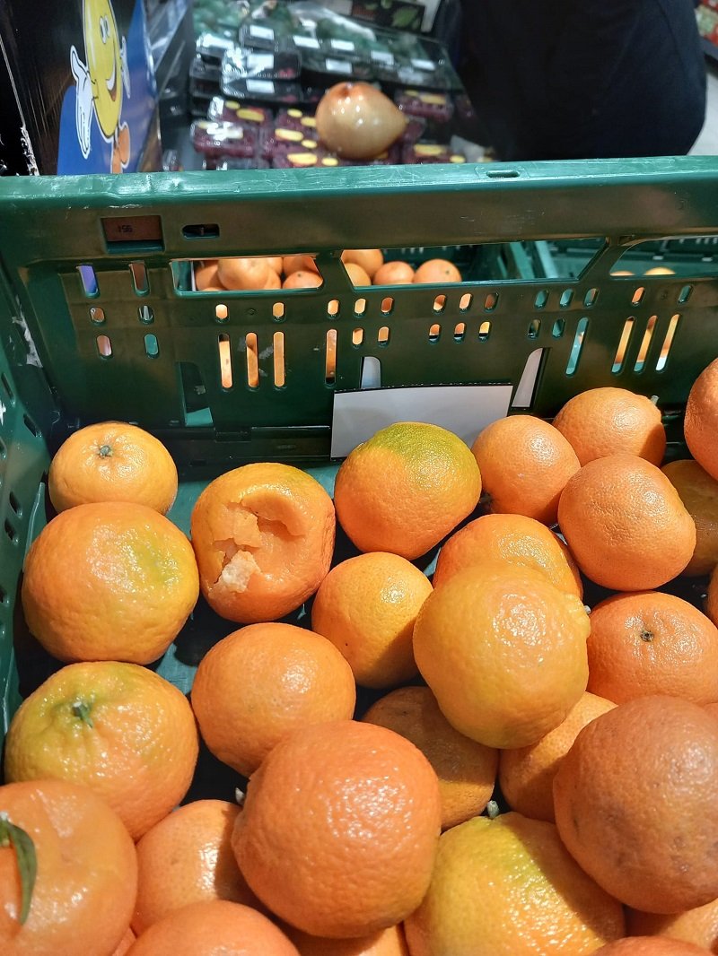 FOTO Produse expirate, carne alterată și ulei ars descoperite în magazine. Controale ANPC în toată țara