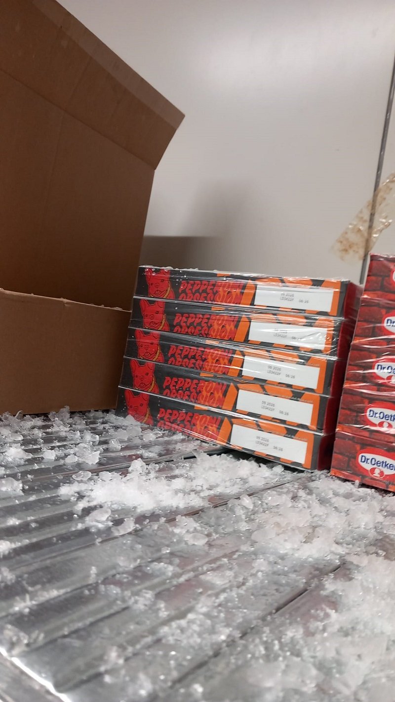 FOTO Produse expirate, carne alterată și ulei ars descoperite în magazine. Controale ANPC în toată țara