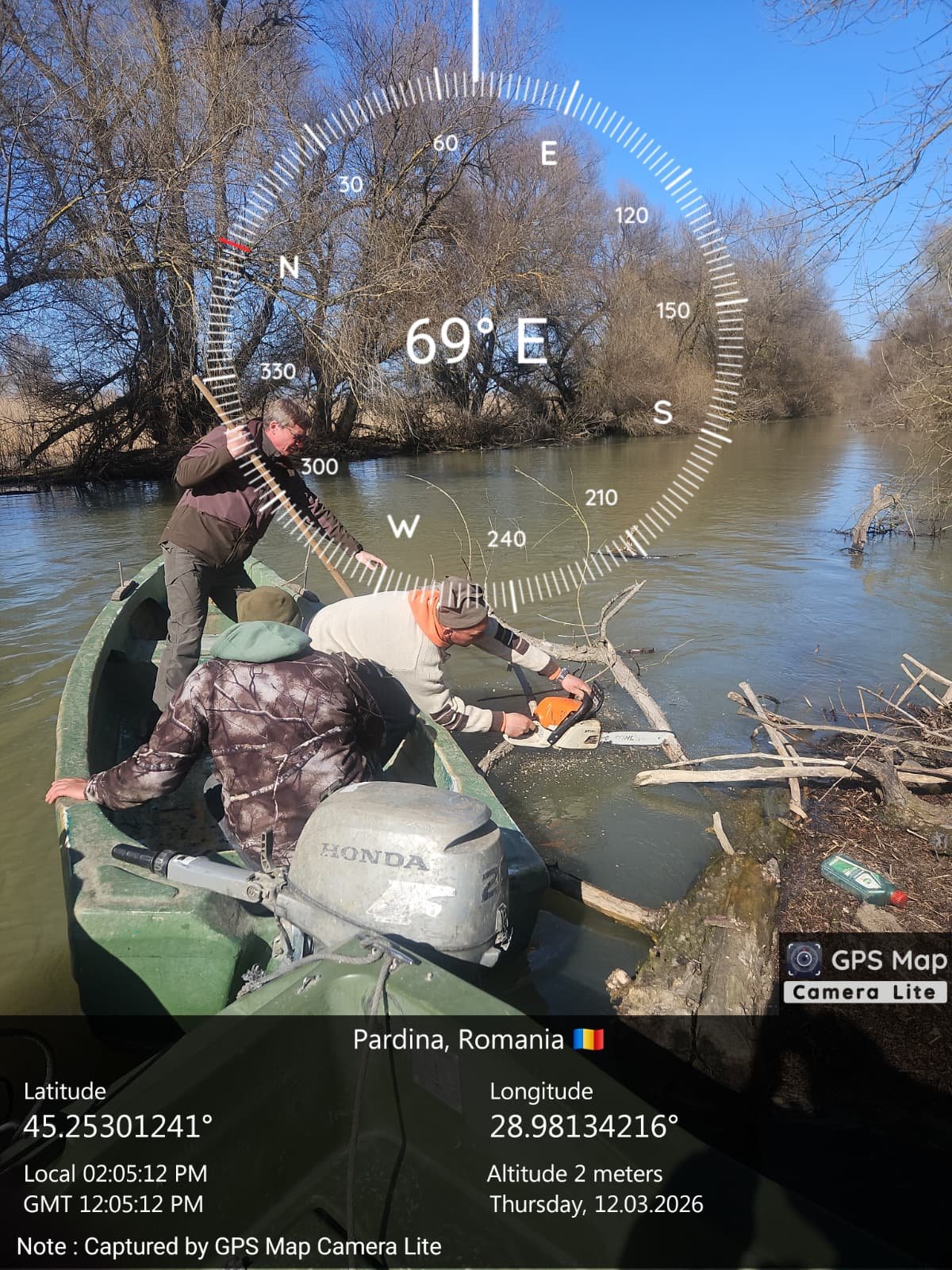 FOTO Curățenie în Delta Dunării: ARBDD scoate lemnul acumulat din canale