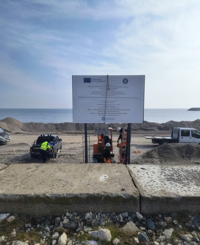 FOTO Lucrări de reducere a eroziunii costiere, în zona Saturn–Mangalia. Echipele de la ABADL, pe teren