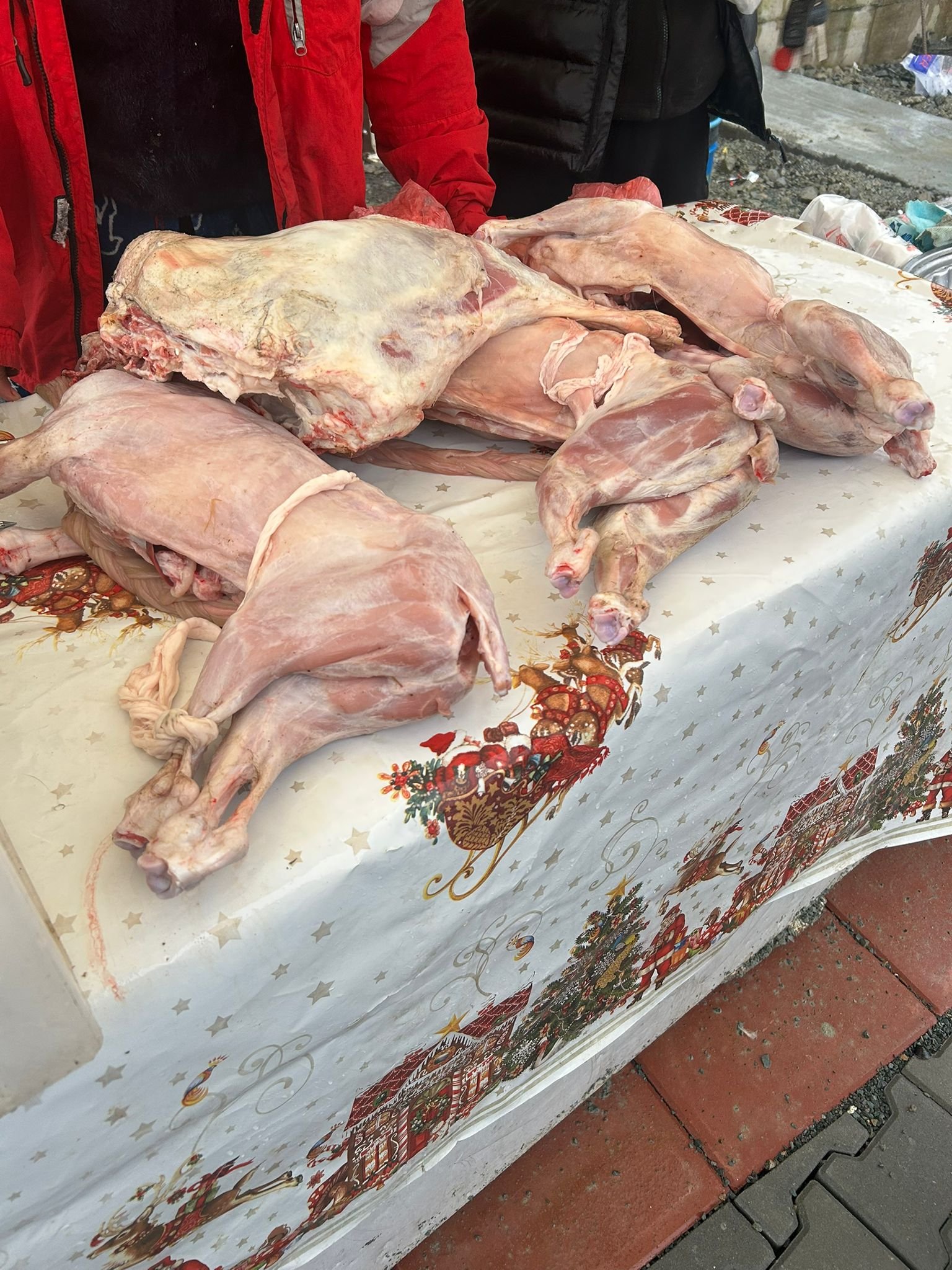 Controale ANSVSA înainte de Paște. Peste 2 tone de alimente nesigure, retrase de la vânzare