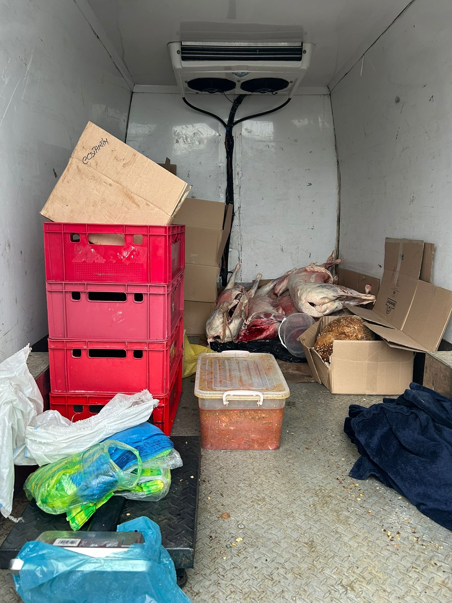 Controale ANSVSA înainte de Paște. Peste 2 tone de alimente nesigure, retrase de la vânzare