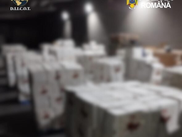 Blurred warehouse scene with stacked white boxes; DIICOT and Poliția Română logos appear in the top corners.
