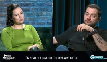 Split-screen interview: woman in a lime-green sweater on the left and a tattooed man on the right; brick wall behind the left panel, dark blue curtains behind the right panel, bottom Romanian caption visible