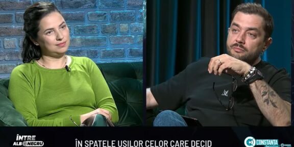 Split-screen interview: woman in a lime-green sweater on the left and a tattooed man on the right; brick wall behind the left panel, dark blue curtains behind the right panel, bottom Romanian caption visible