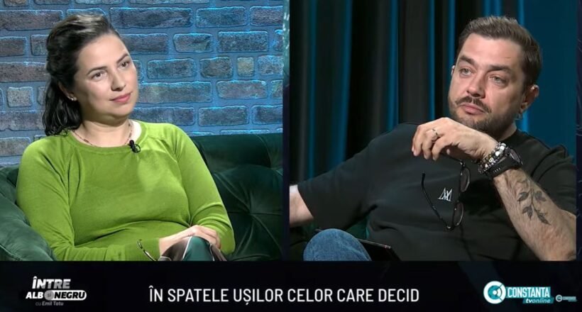 Split-screen interview: woman in a lime-green sweater on the left and a tattooed man on the right; brick wall behind the left panel, dark blue curtains behind the right panel, bottom Romanian caption visible