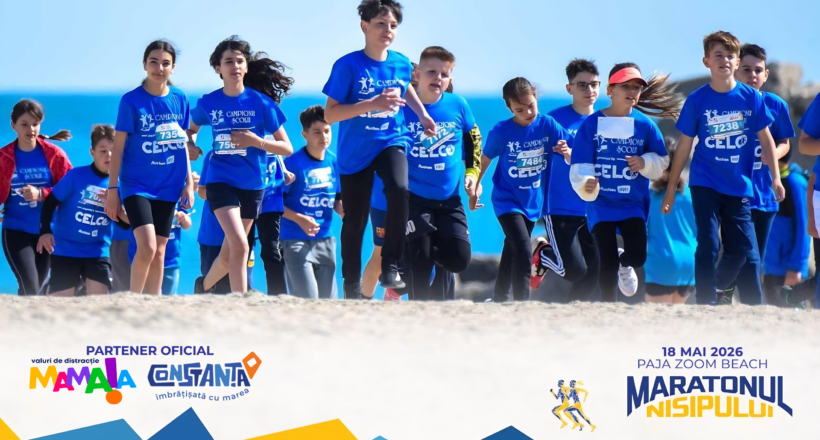 Group of children in blue shirts running on a beach during a marathon, with banners and logos visible in the foreground.