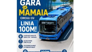 Poster informativ în cortină albastră: linia de autobuz 100M între Gara CFR şi Mamaia, un autobuz albastru pe o drum spre plajă.