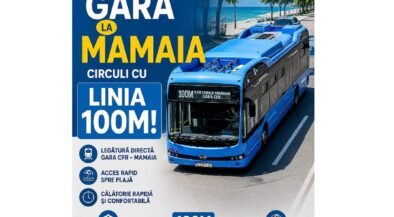 Poster informativ în cortină albastră: linia de autobuz 100M între Gara CFR şi Mamaia, un autobuz albastru pe o drum spre plajă.