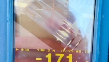 Screen view from a Romanian police radar gun showing a blurred vehicle in the sight reticle, logo 'POLI ț IA ROMÂNIA' at top, speed readout -171 km/h at 193.4 m.