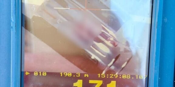 Screen view from a Romanian police radar gun showing a blurred vehicle in the sight reticle, logo 'POLI ț IA ROMÂNIA' at top, speed readout -171 km/h at 193.4 m.
