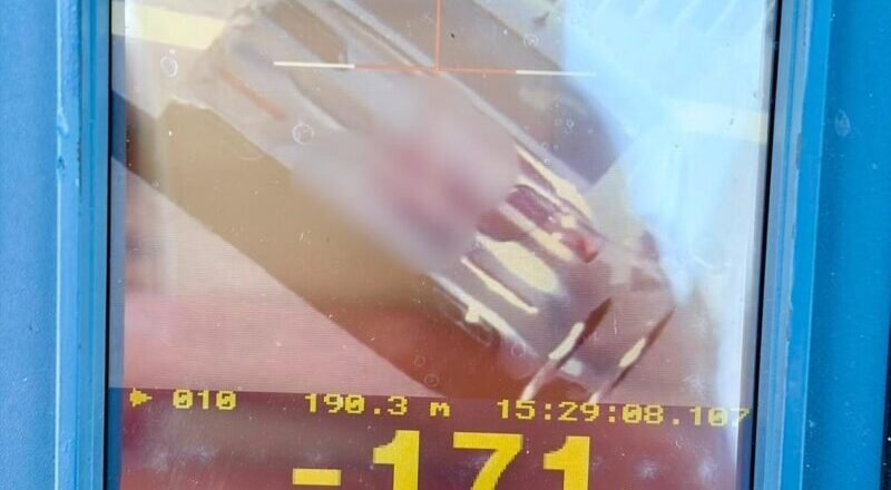 Screen view from a Romanian police radar gun showing a blurred vehicle in the sight reticle, logo 'POLI ț IA ROMÂNIA' at top, speed readout -171 km/h at 193.4 m.