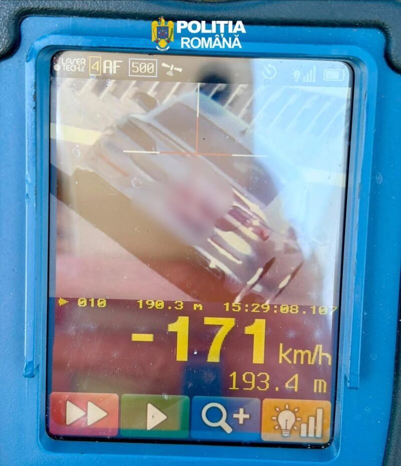 Screen view from a Romanian police radar gun showing a blurred vehicle in the sight reticle, logo 'POLI ț IA ROMÂNIA' at top, speed readout -171 km/h at 193.4 m.